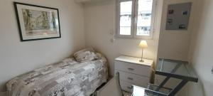 Postel nebo postele na pokoji v ubytování Bright cocoon with terrace and sea view