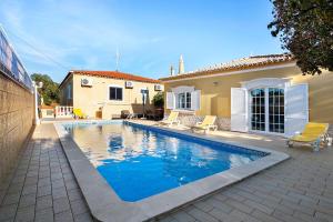 una piscina davanti a una casa di Casa da Várzea a Roja- Pé