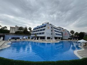 Piscina de la sau aproape de grand Şeker hotel