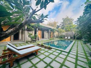 una villa con piscina y una casa en Cozy Room W Villa in uluwatu by d'ulu villa, en Uluwatu 5 fotos más