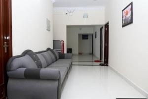 蓬蒂切里MP Villa的带沙发和走廊的客厅 更多18张照片