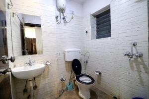 Best Buy Hotel في كولْكاتا: حمام مع مرحاض ومغسلة