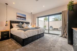 een slaapkamer met een groot bed en een groot raam bij 12 Bed in Pancrasweek oc-lvbb24 in Pancrasweek +112 foto's