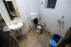 Best Buy Hotel في كولْكاتا: حمام مع مرحاض ومغسلة