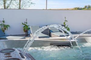 een fontein in een zwembad bij 12 Bed in Pancrasweek oc-lvbb24 in Pancrasweek