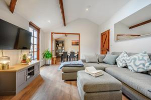 een woonkamer met een bank en een tv bij 2 Bed in Pancrasweek oc-o30445 in Pancrasweek