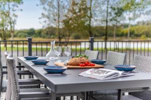 een tafel met een bord eten en wijnglazen bij 2 Bed in Pancrasweek oc-o30445 in Pancrasweek