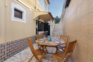 un tavolo e delle sedie sul patio di una casa di Casa da Várzea a Roja- Pé