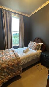 Una cama o camas en una habitación de The Albury