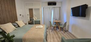 Un dormitorio con una cama y una mesa con sillas. en Apartment Costa del Sol, en Benalmádena