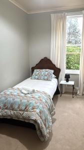 Una cama o camas en una habitación de The Albury