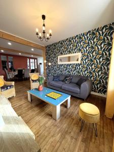 Χώρος καθιστικού στο Grand Gîte Vivonne 8 personnes, Terrasse, Confort, babyfoot