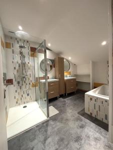 Ένα μπάνιο στο Grand Gîte Vivonne 8 personnes, Terrasse, Confort, babyfoot