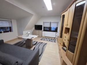 Μια τηλεόραση ή/και κέντρο ψυχαγωγίας στο Spacious Apartment in Odenthal near Leverkusen