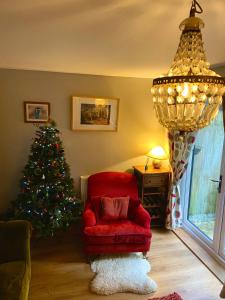 Posezení v ubytování Modern Townhouse in Penryn with Private Parking