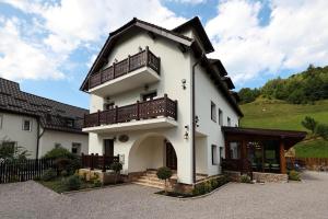 una casa bianca con un balcone sopra di Branovia a Bran