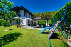 Zona de juegos infantil en AYSİMA GÖCEK-- Peaceful Holiday Villa Near the Sea in Gocek