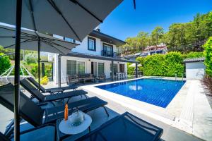 La alberca dentro o cerca de AYSİMA GÖCEK-- Peaceful Holiday Villa Near the Sea in Gocek