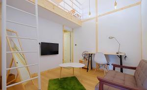 台南Baker Street 英伦风旅店 近台南火車站的客厅里有一张沙发和一张桌子。