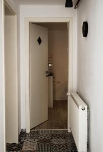 um corredor com uma porta que dá para um quarto em Bb's Cosy Apartments em Braşov mais 76 fotografias