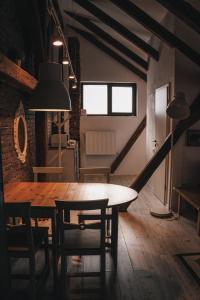 uma sala de jantar com mesa e cadeiras de madeira em Bb's Cosy Apartments em Braşov