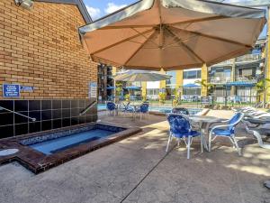 Πισίνα στο ή κοντά στο Ground floor quiet garden balcony heated pool at 223 Sandcastles