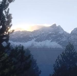 埃博森Refugio Holístico Flora Boreal的以群山为背景的湖景