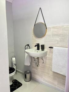 Un baño de 14 Isabel 7 fotos más