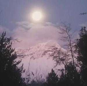 埃博森Refugio Holístico Flora Boreal的天空中白雪覆盖的山