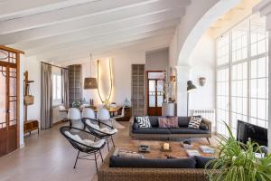 een woonkamer met een bank en een tafel bij Villa Portol in Pòrtol