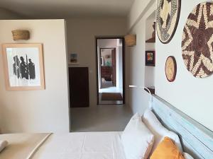 een slaapkamer met een bed en een spiegel aan de muur bij Villa Portol in Pòrtol +16 foto's