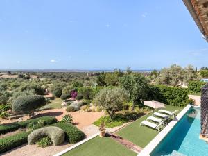 een zwembad in een tuin met een tuin bij Villa Portol in Pòrtol