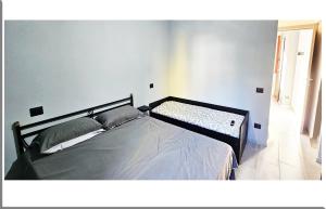 Romantic Retreat On The Lake في Nebbiuno: غرفة نوم بها سرير ونافذة