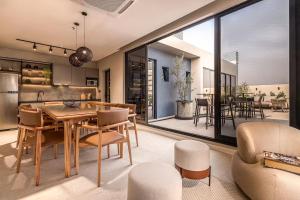 eine Küche und ein Wohnzimmer mit Tisch und Stühlen in der Unterkunft Zuba IV in Luque