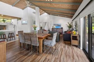 科夫斯港Nautilus Beach Resort by Charlesworth的一间带桌椅的餐厅和客厅