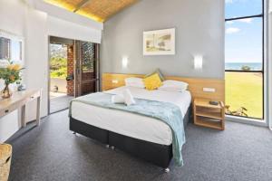 En eller flere senge i et værelse på Nautilus Beach Resort by Charlesworth