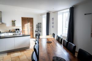 Kuchyň nebo kuchyňský kout v ubytování Le grand gîte