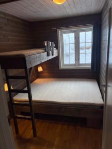 En eller flere senge i et værelse på Stranda Fjellgrend 3 bedrooms - 29C