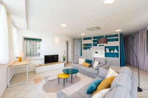 a living room with a couch and a tv at Villa Aquarium in Desenzano del Garda