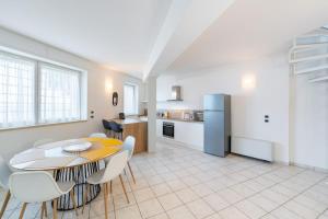 a kitchen and dining room with a table and chairs at Villa Aquarium in Desenzano del Garda