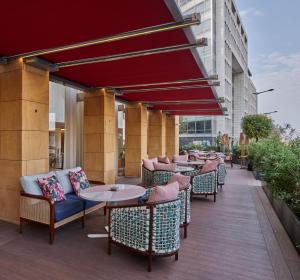 ベイルートにあるル グレイの建物内のパティオ(テーブル、椅子付)