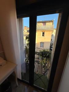 蒙彼利埃Appartement 3 chambres à Montpellier, 70 m²的从窗户可欣赏到阳台的景色