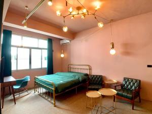 台南Baker Street 英伦风旅店 近台南火車站的一间卧室，里面有一张床、一张桌子和几把椅子。 更多17张照片