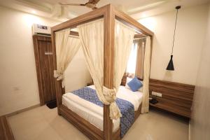 Una cama o camas en una habitación de Hotel Blue Mountain 24 fotos más