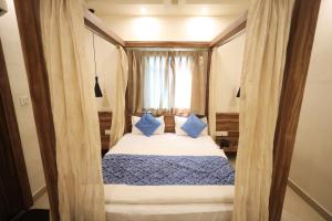 Una cama o camas en una habitación de Hotel Blue Mountain