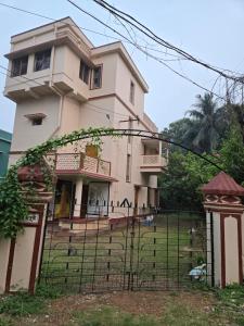 une maison avec une porte devant elle dans l'établissement Indrapuri Home Stay, à Bolpur