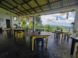 哈普特莱Sara's Grove Boutique Bungalow的一间带桌椅的餐厅以及一个阳台