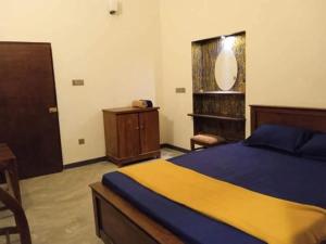 哈普特莱Sara's Grove Boutique Bungalow的一间卧室，里面有一张床、一张桌子和一把椅子