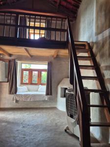 SehoreRadhe Radhe Homestay的楼梯,房间带床和窗户