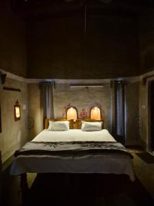 SehoreRadhe Radhe Homestay的房间里有一张大床的卧室